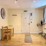 The Woodman بيت ريفي